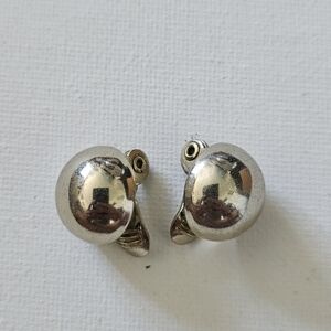 Vintage Monet Patd Round Silvertone Polished Clip On Earrings